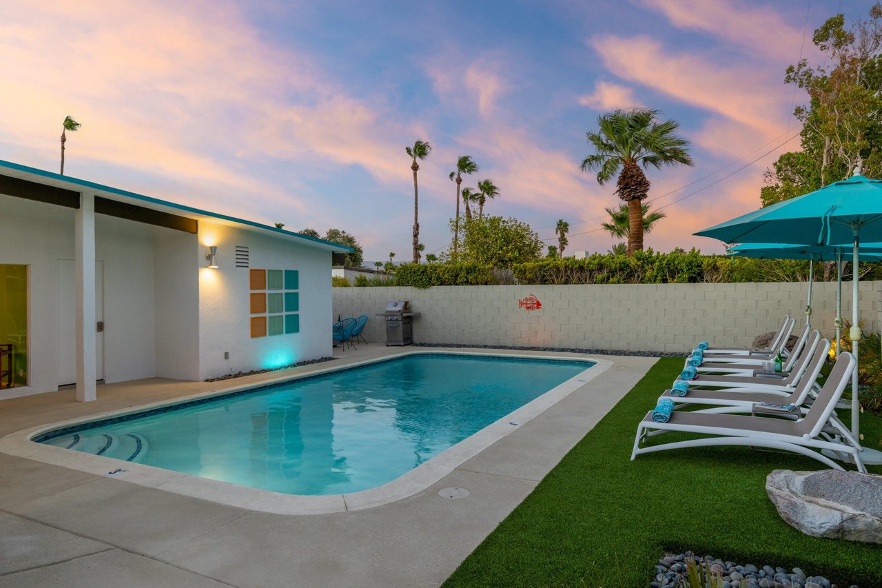 Gorgeous pool lighting
