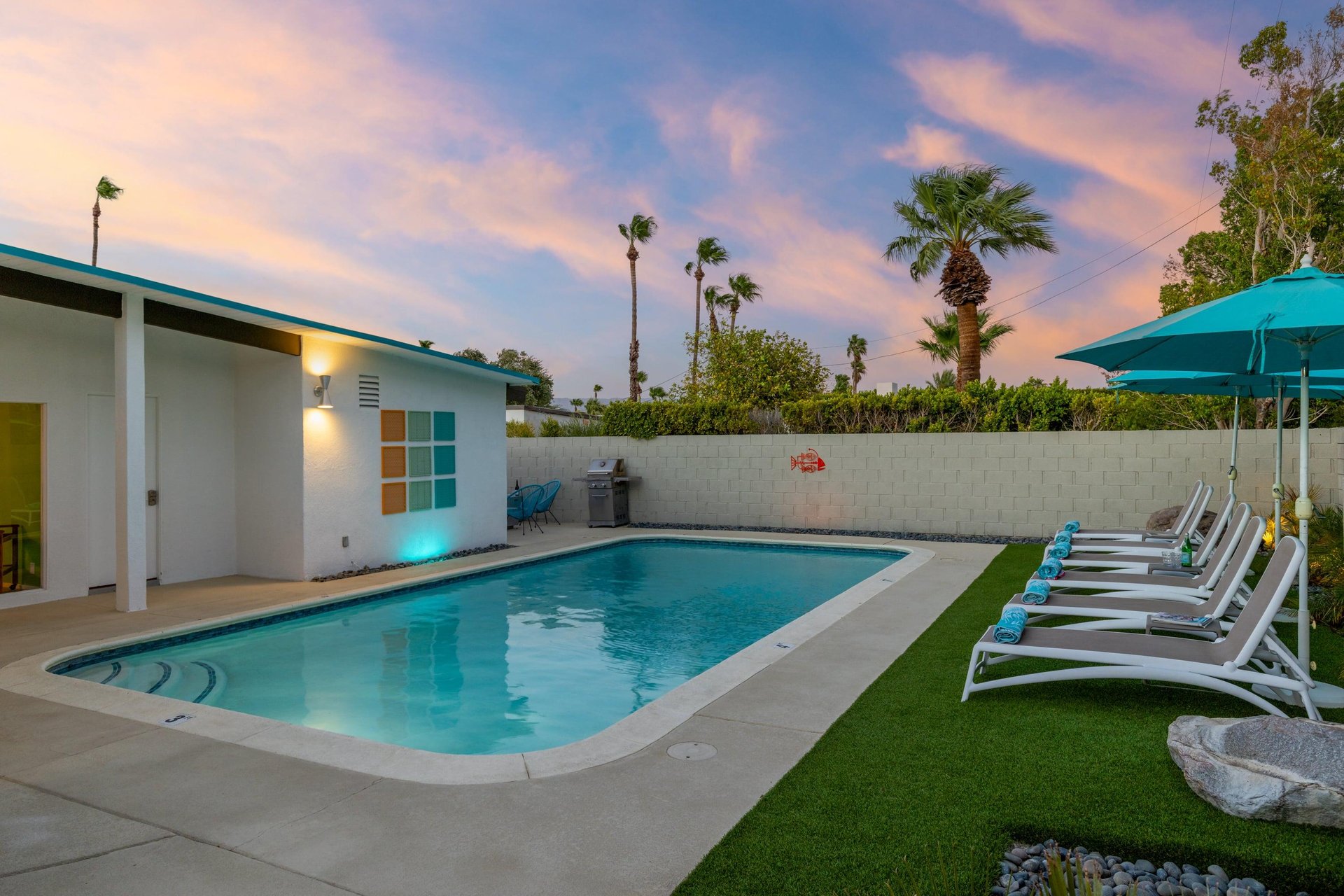 Gorgeous pool lighting