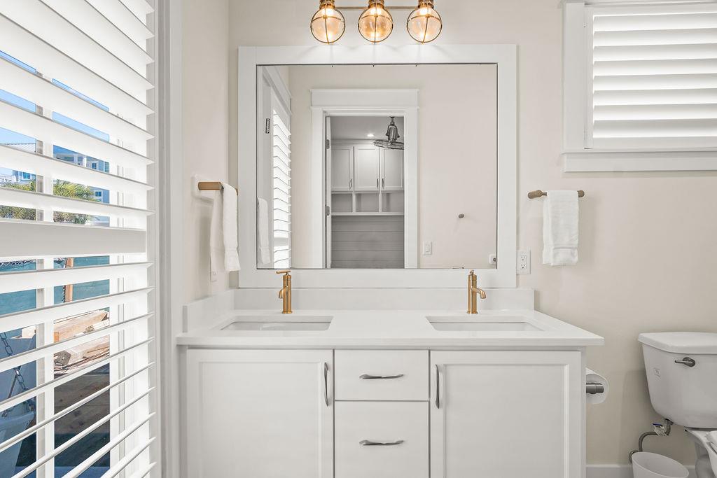 Bunk Bathroom, 1st Floor