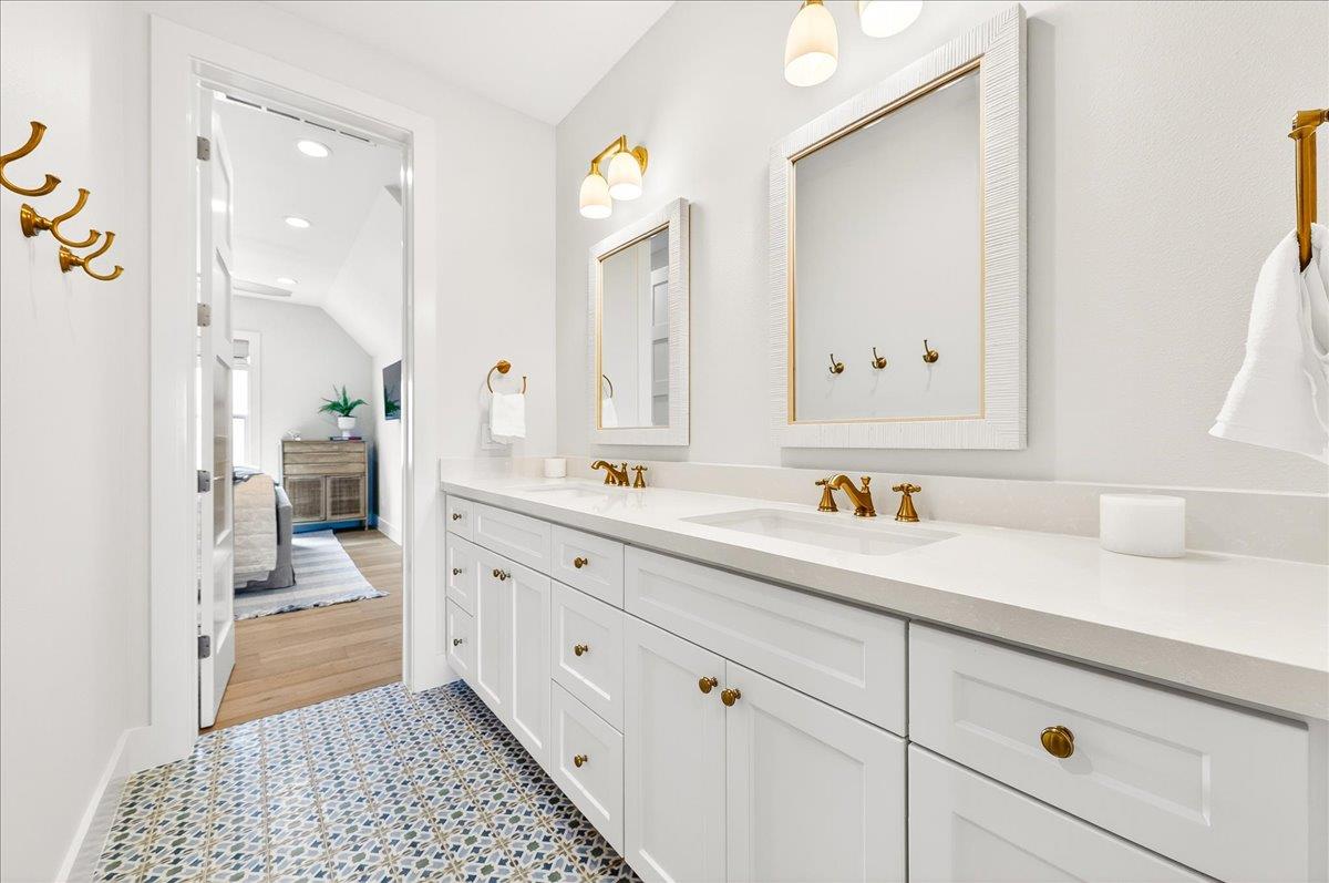 3rd Floor, Shared Bathroom