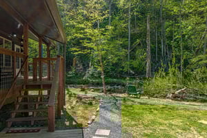Front of Tridents Creek cabin with front yard view