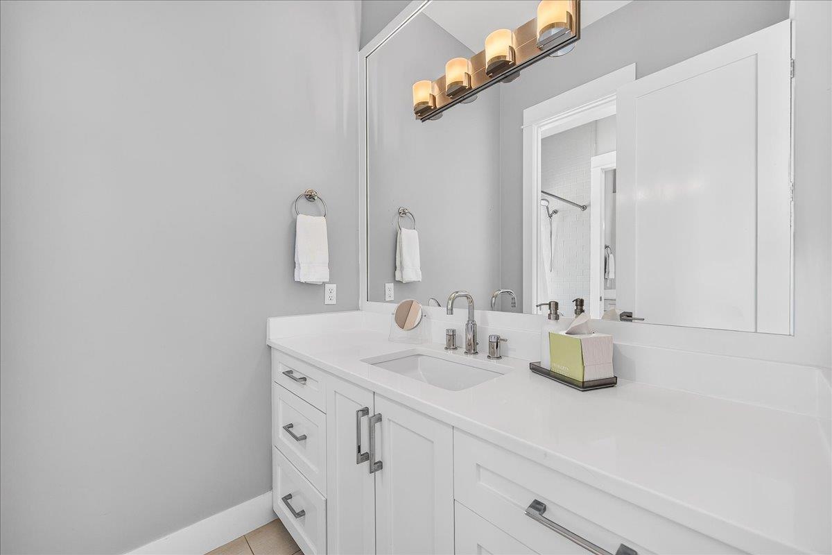 King Bathroom, 2nd Floor