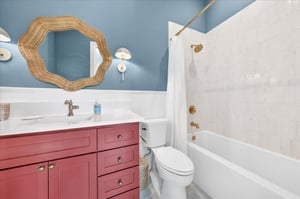 Queen Bathroom, 1st Floor