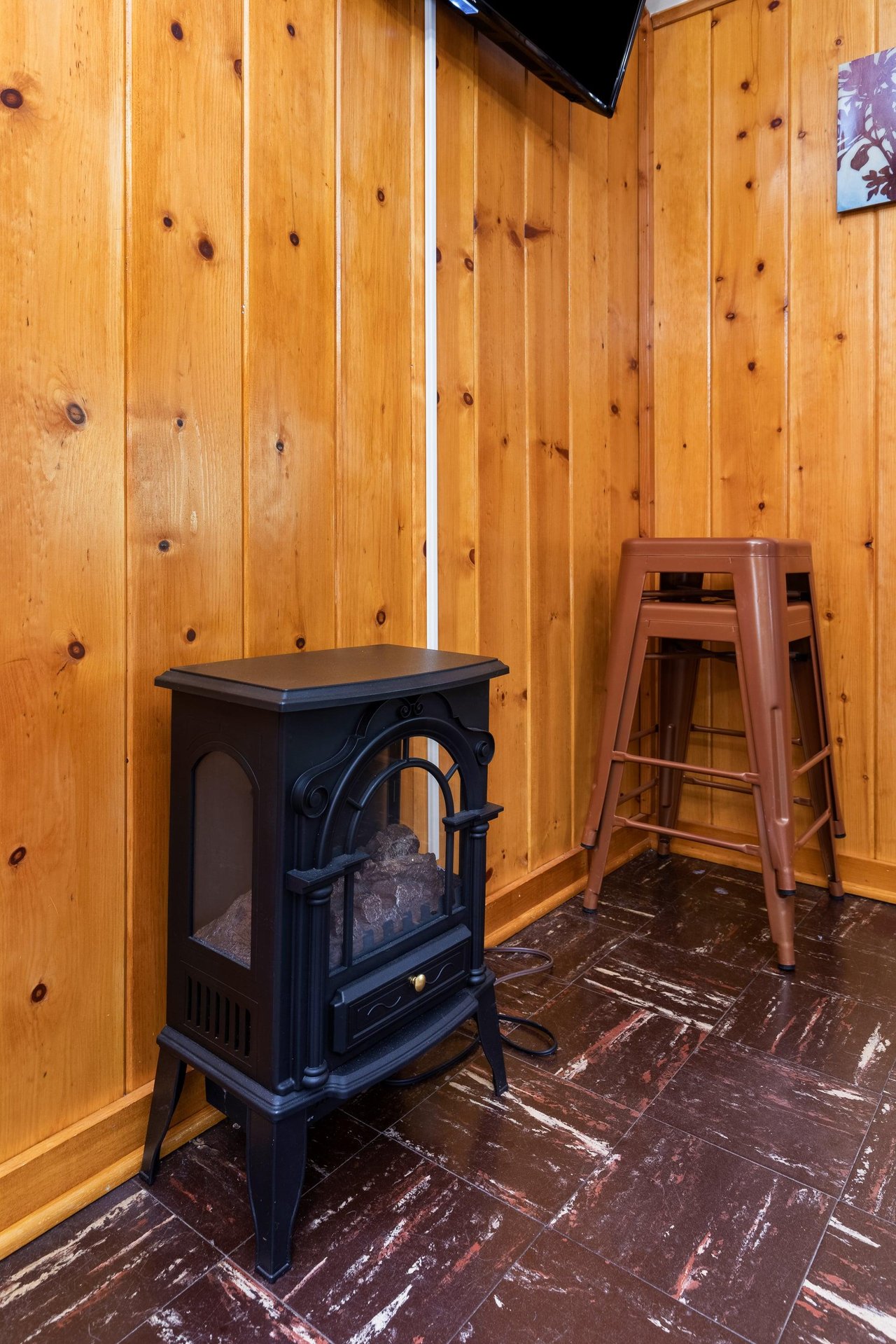 Equipped with a queen bed, smart TV, kitchenette, and ensuite bathroom.