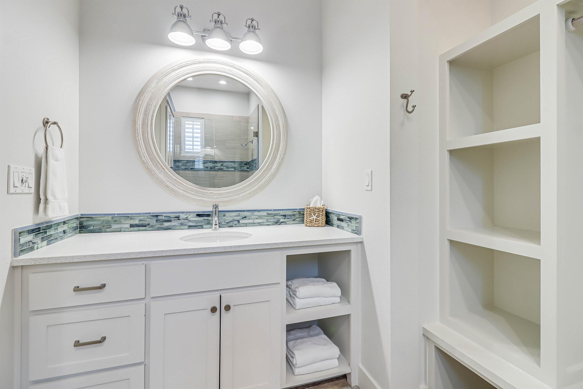 Queen Bathroom, 1st Floor