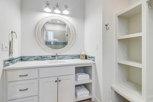 Queen Bathroom, 1st Floor