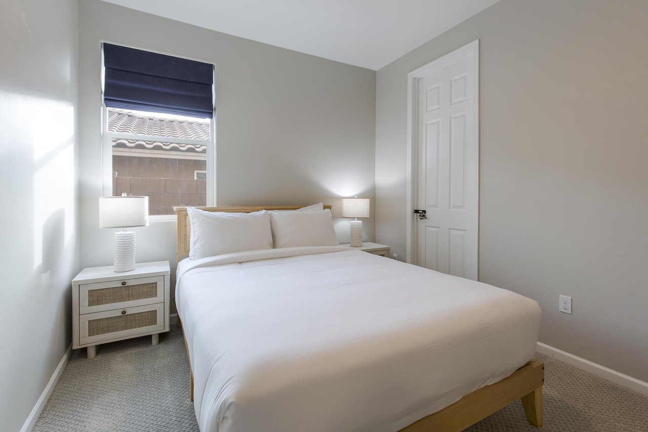 Queen size bed.