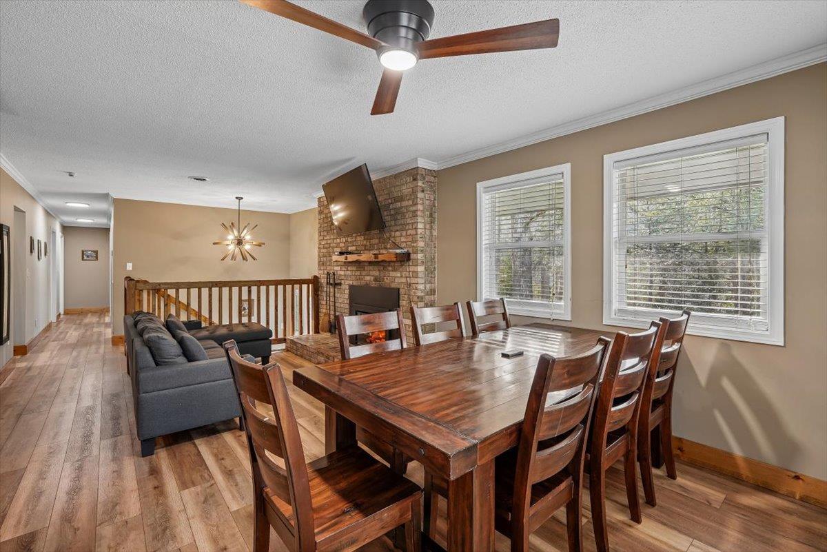 25Dining Area