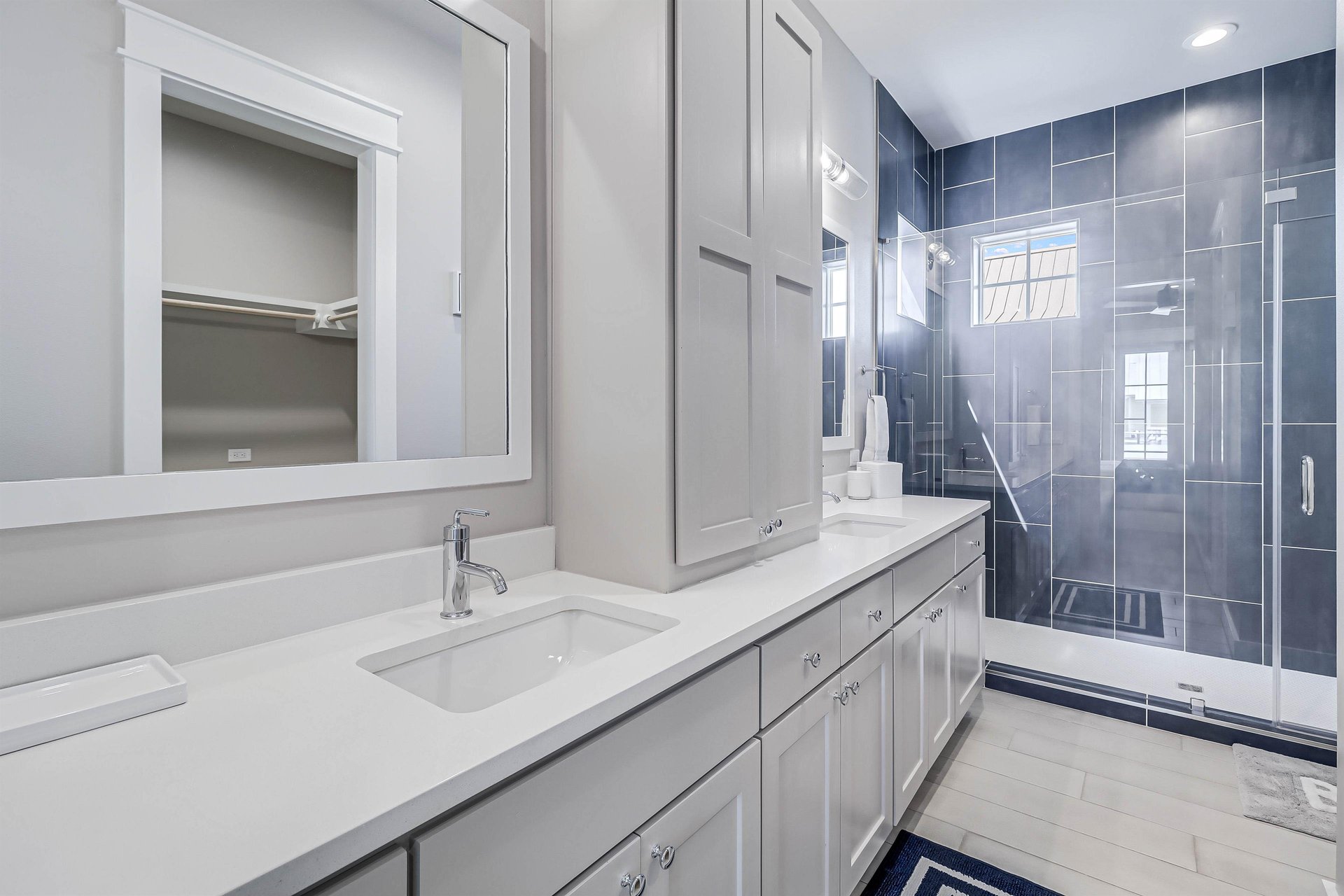 King Bathroom, 2nd Floor