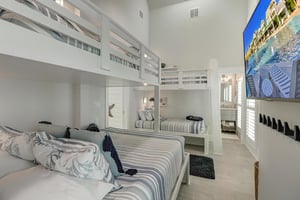 2nd Floor TwinTwin, TwinQueen Bunk Room