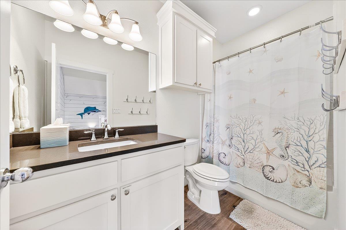 Hall Bathroom, 2nd Floor