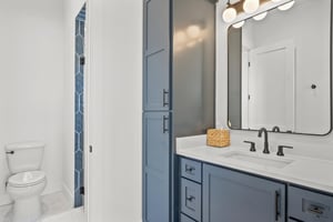 King Bathroom, 1st Floor