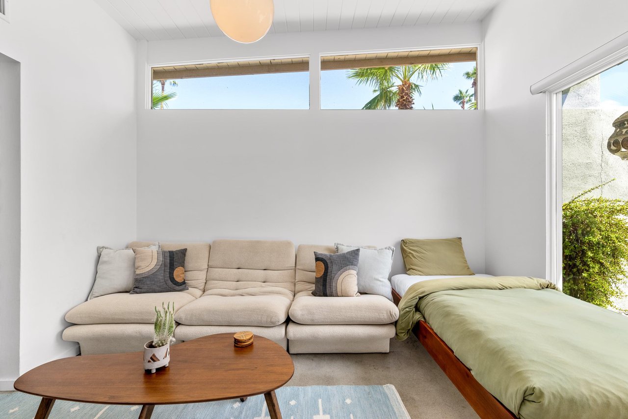 Guest bedroom with a Twin bed