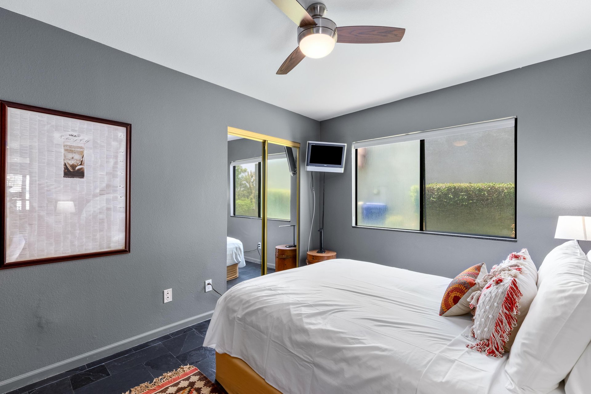 Queen size bed and flatscreen TV.