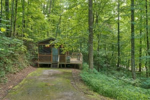 exterior view of the cabin and flat parking at angels dream a 1 bedroom cabin rental located in gatlinburg