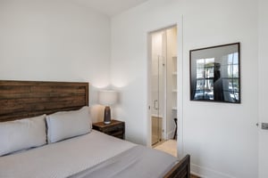 1st Floor, Queen Bedroom