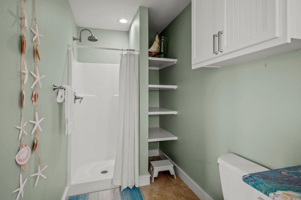 Queen Bathroom, 3rd Floor
