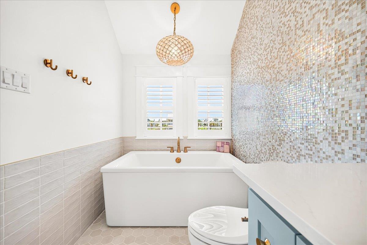 1st King Bathroom, 2nd Floor