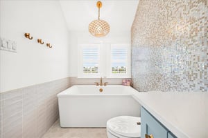 1st King Bathroom, 2nd Floor