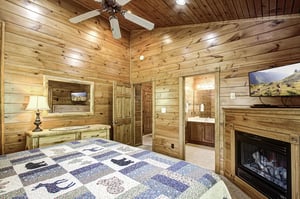 King Bedroom Attached Bathroom Access