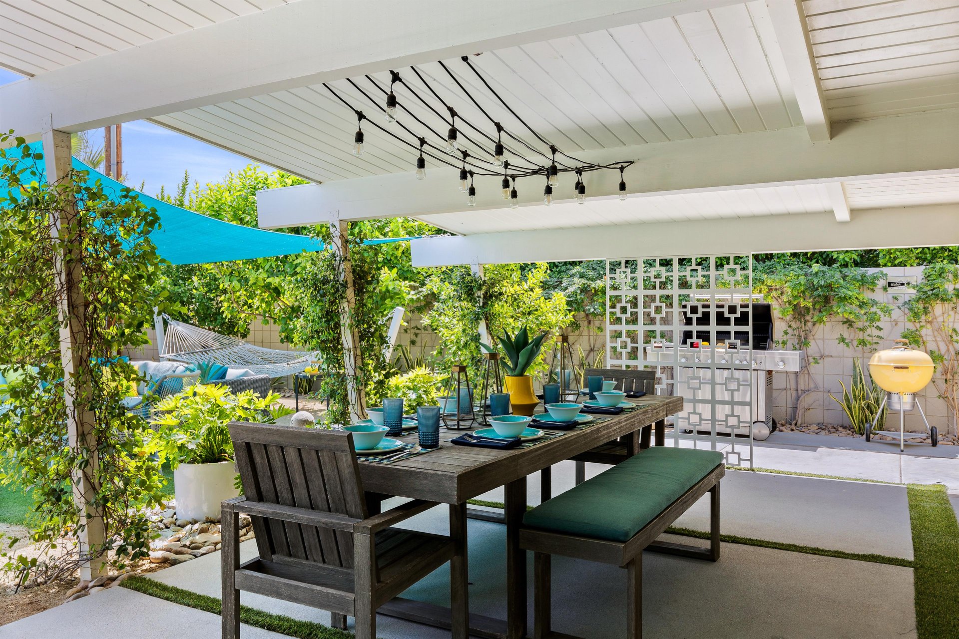 Outdoor dining for eight