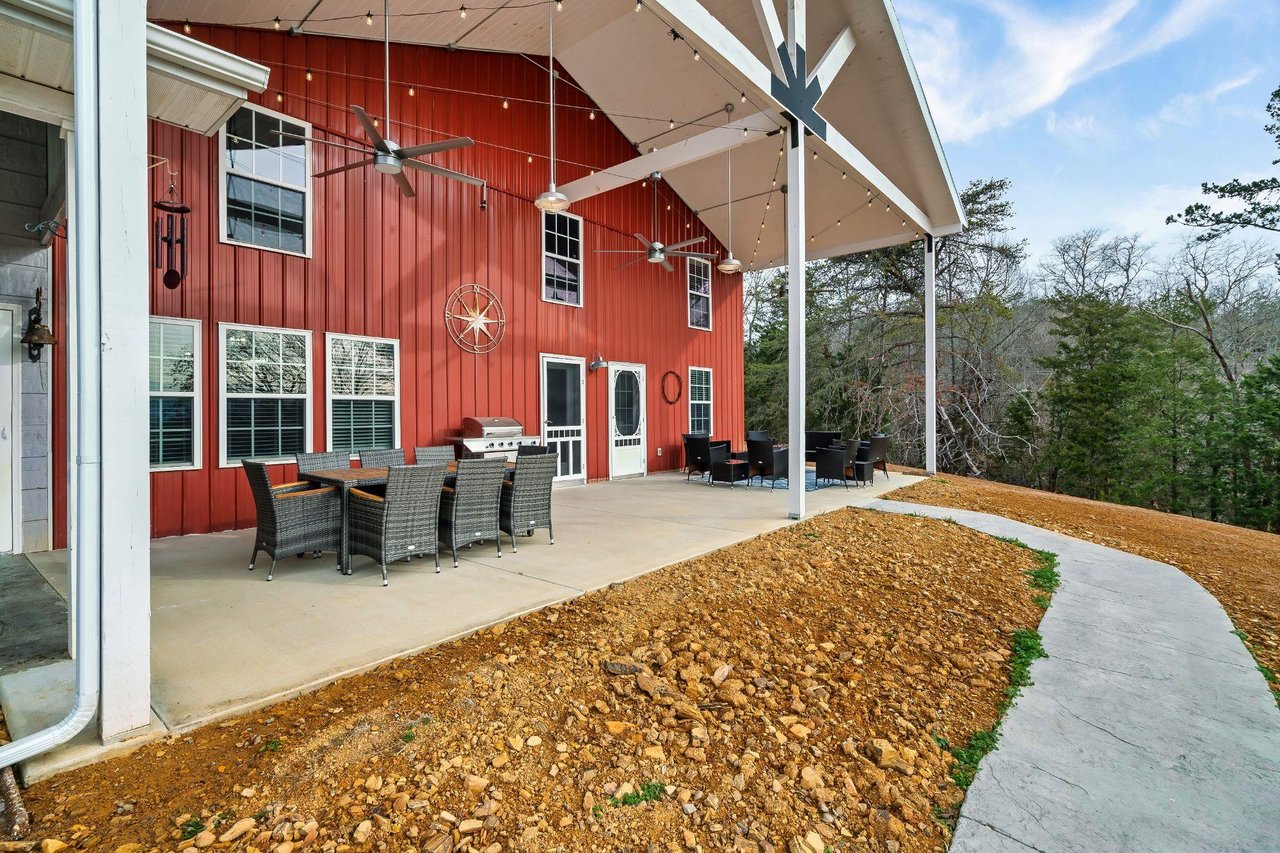 xcomingsoonBigRedBarn_233764