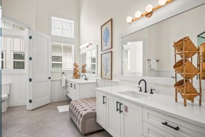 King Bathroom, 3rd Floor