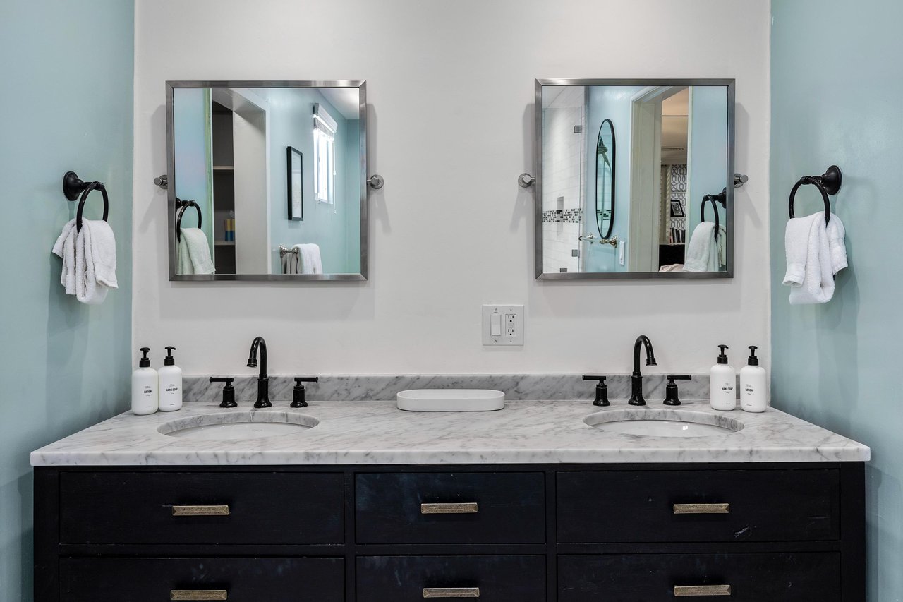 Dual sink guest vanity