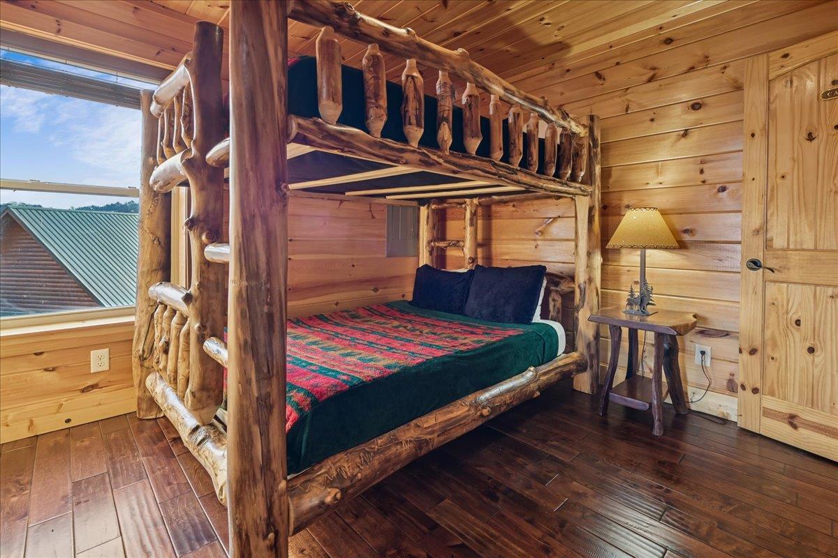 Queen Bunkbed Room Downstairs