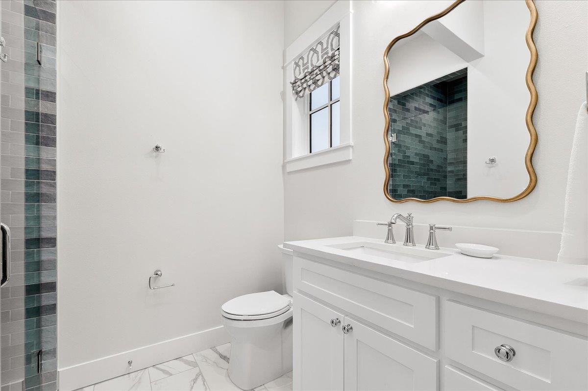 1st King Bathroom, 1st Floor