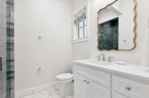 1st King Bathroom, 1st Floor