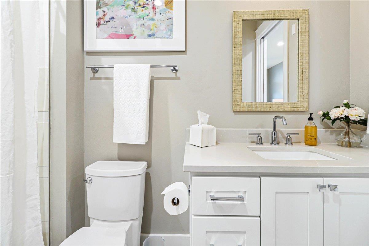 Shared Bathroom, 1st Floor