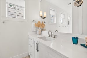 King Bathroom, 1st Floor