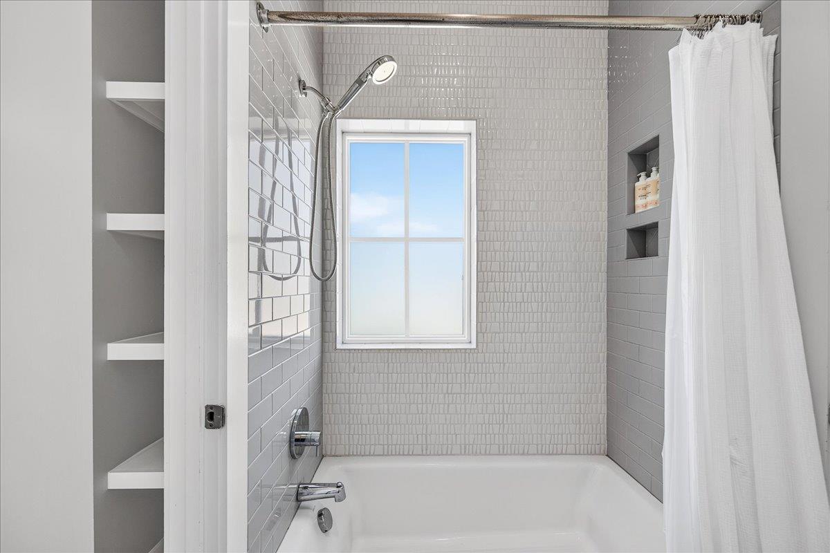 Twin Bathroom, 2nd Floor