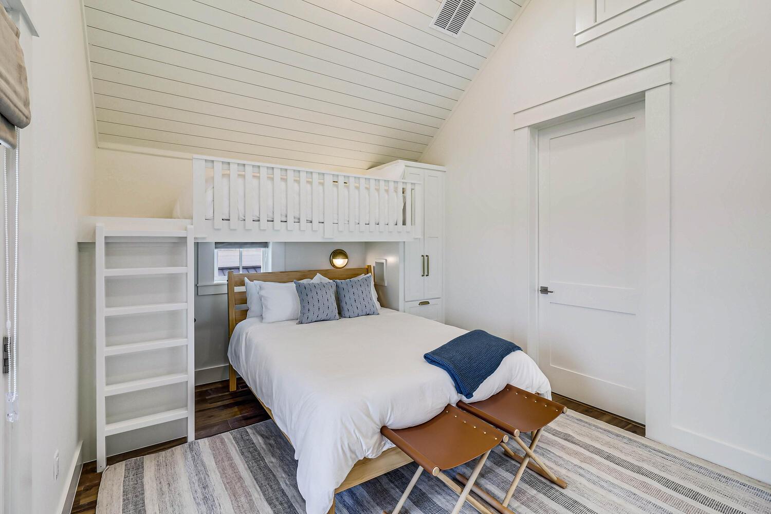 TwinQueen Bunk, 2nd Floor