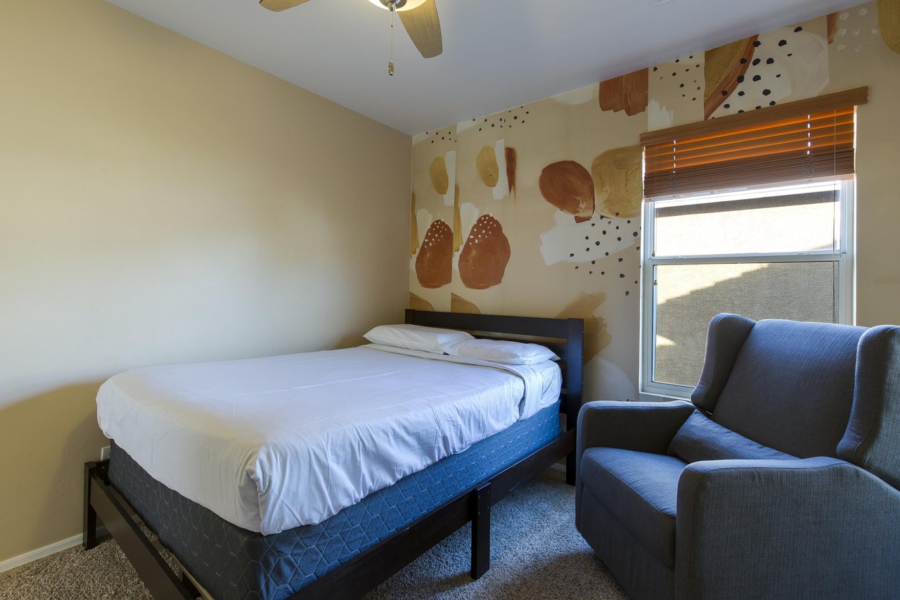 Queen size bed and flatscreen TV.