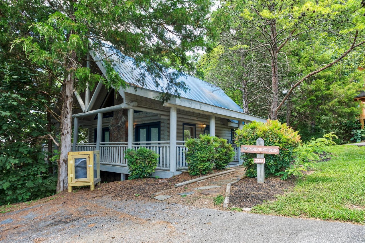 looking at the covered deck and front exterior at alpine something blue a 1 bedroom cabin rental located in pigeon forge