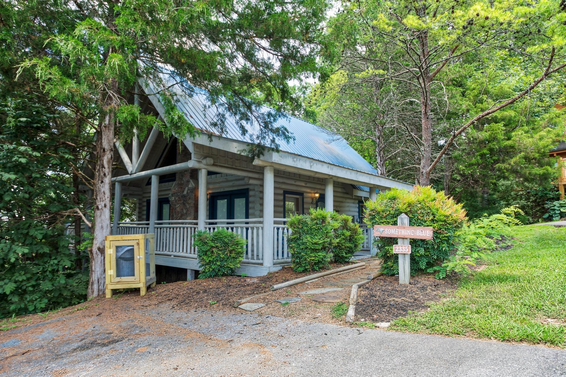 looking at the covered deck and front exterior at alpine something blue a 1 bedroom cabin rental located in pigeon forge
