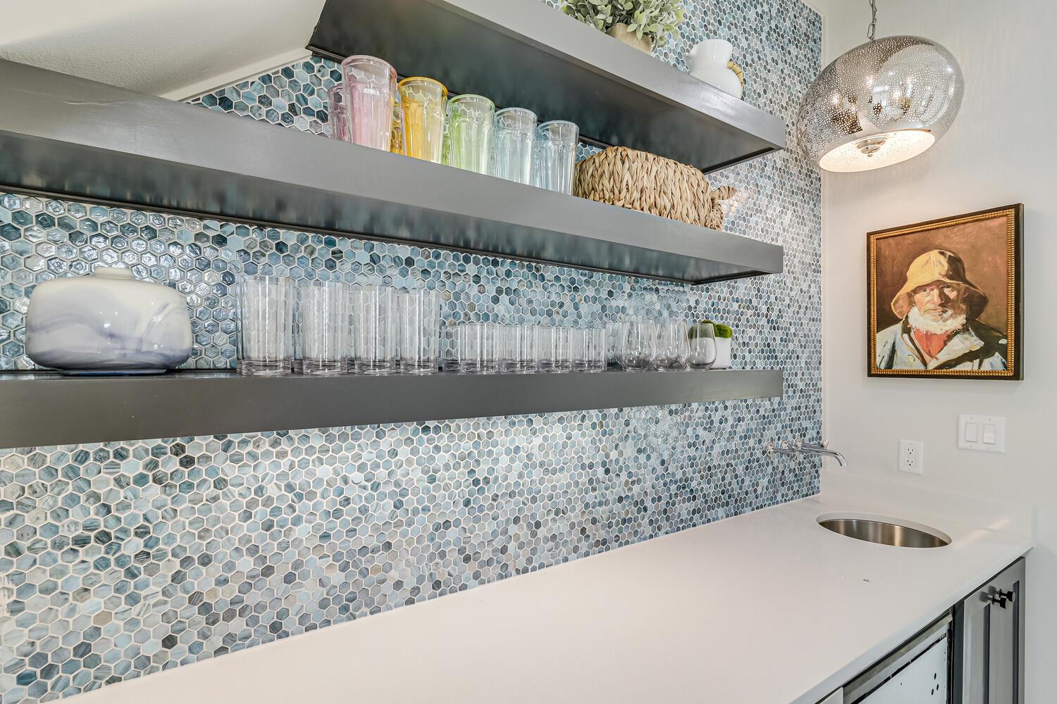 1st Floor, Wet Bar