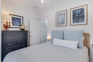 Queen Bedroom, 2nd Floor