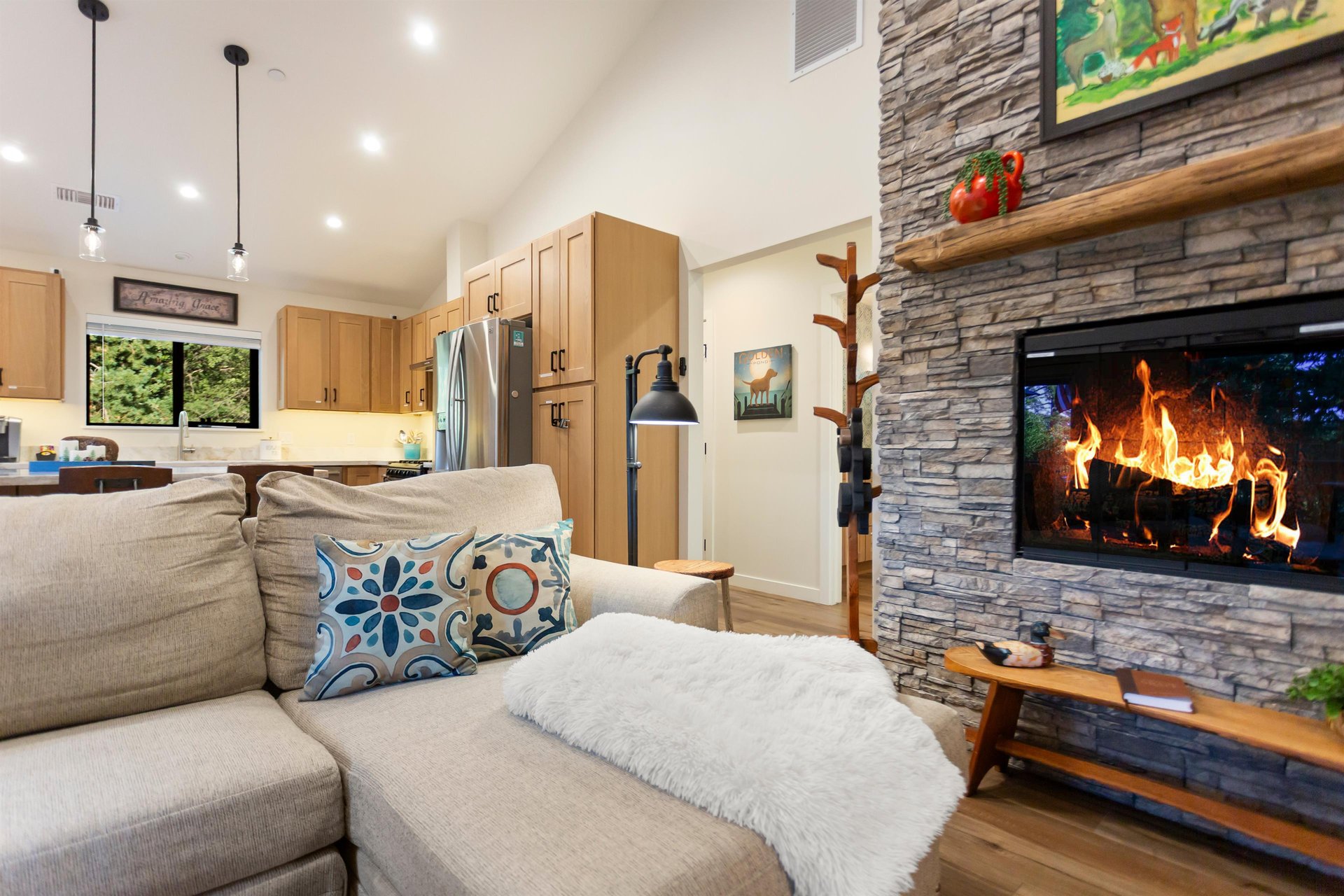 Flatscreen smart TV, heat and glo fireplace, vaulted ceiling.