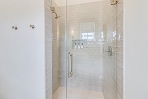 Third King Bathroom, 1st Floor