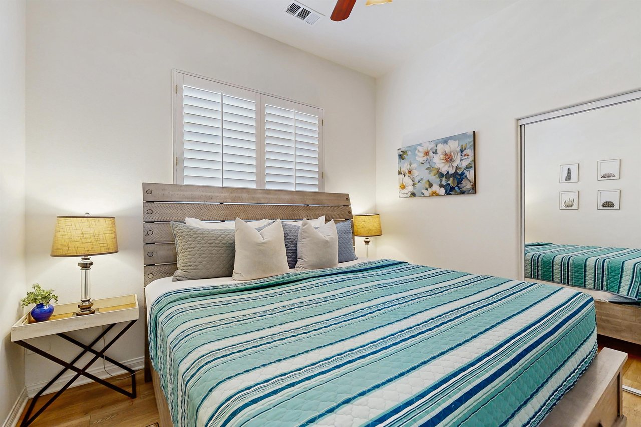 Queen size bed.