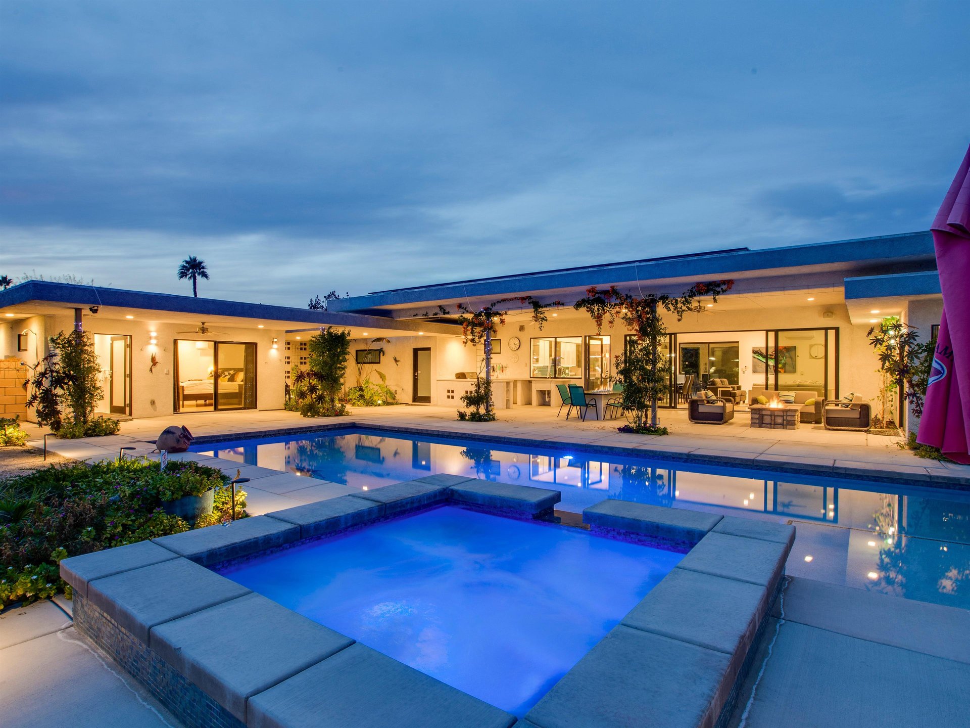 Fabulous resortstyle pool yard