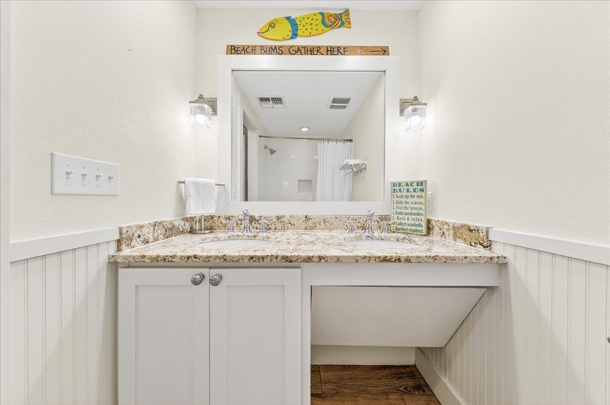 1st Floor, King Bathroom
