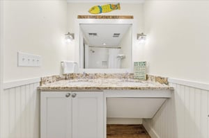 1st Floor, King Bathroom
