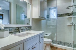 Ensuite King Bathroom, 1st Floor