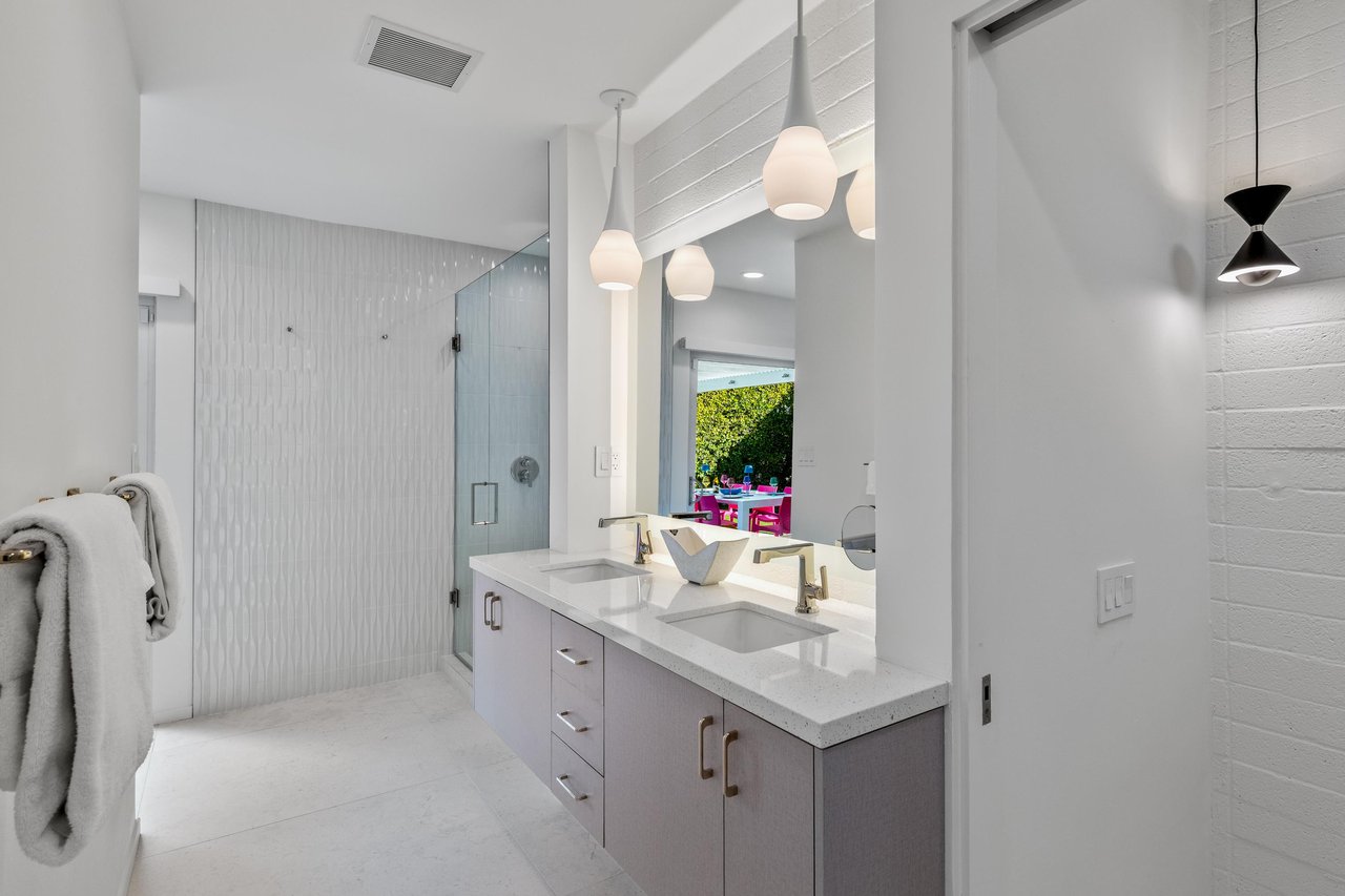 Primary en suite bathroom