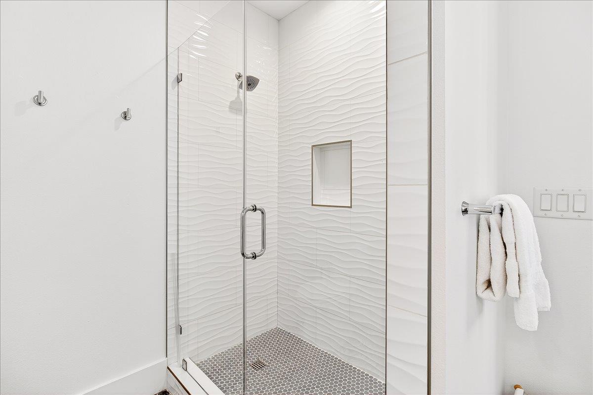 1st Floor, King Bathroom