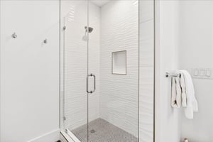 1st Floor, King Bathroom